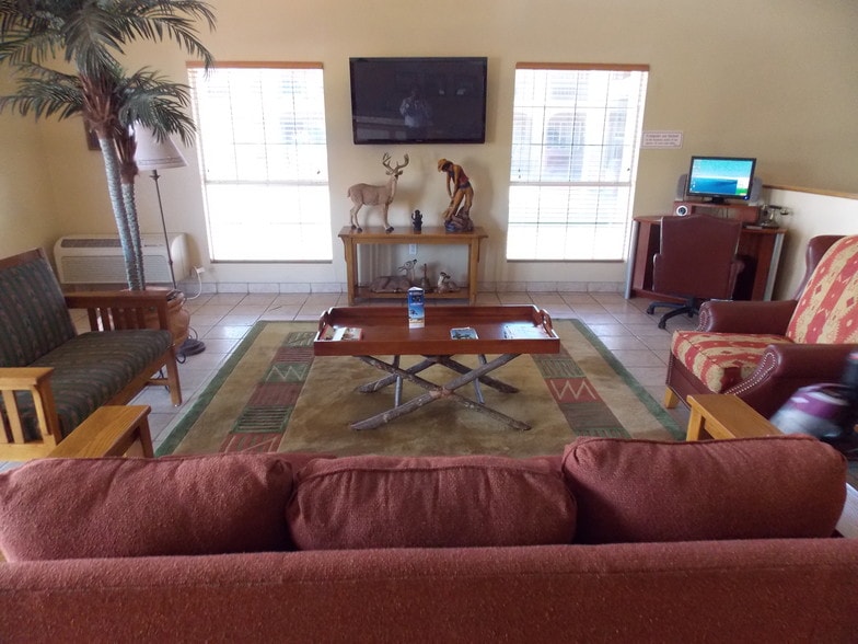 More Photos Of 207 US Highway 77 S, Hallettsville Hotel For Sale