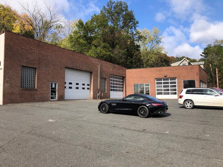 Primary Photo Of 262 Goffle Rd, Hawthorne Service For Lease