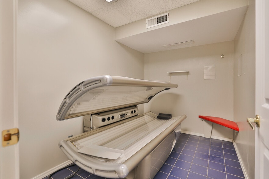 More Photos Of 107 N Bluff Rd, Collinsville Storefront For Sale