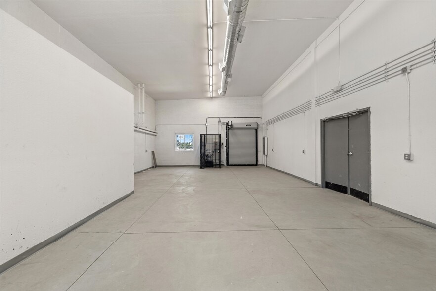 More Photos Of 7018 1/2 Darby Ave, Reseda Industrial For Lease