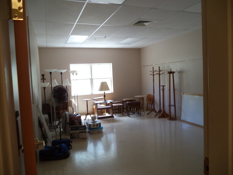 More Photos Of 187 Hampstead Rd, Derry Specialty For Sale