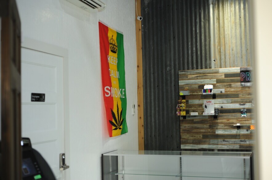 More Photos Of 108 Evans Ave, Apache General Retail For Sale