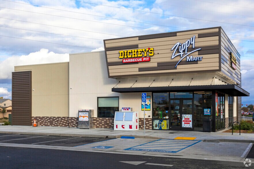 More Photos Of 6782 Herndon Ave, Fresno General Retail For Sale