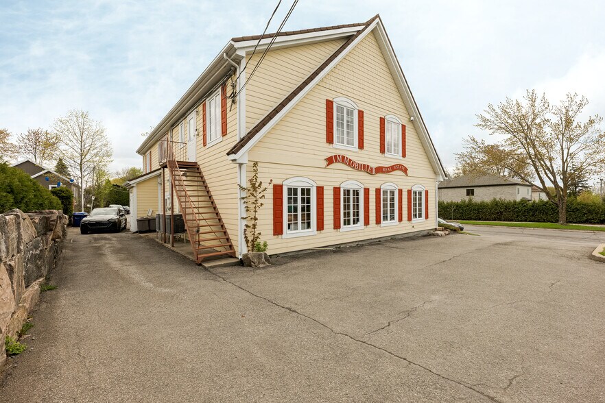 More Photos Of 675 Boul Samson, Laval Office For Sale