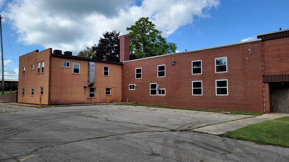 More Photos Of 427 N Steer St, Addison Hospital For Sale