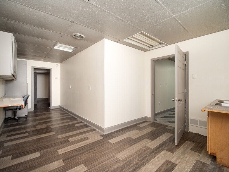 More Photos Of 916 Hempstead Dr, Cincinnati General Retail For Lease