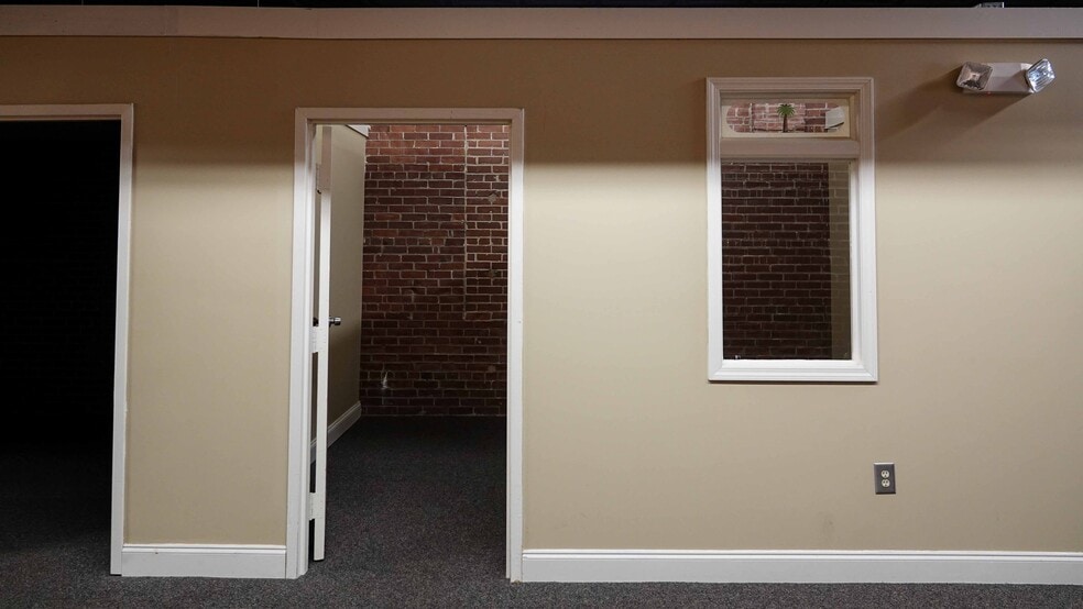 More Photos Of 1021 S Main St, Greenville Freestanding For Lease