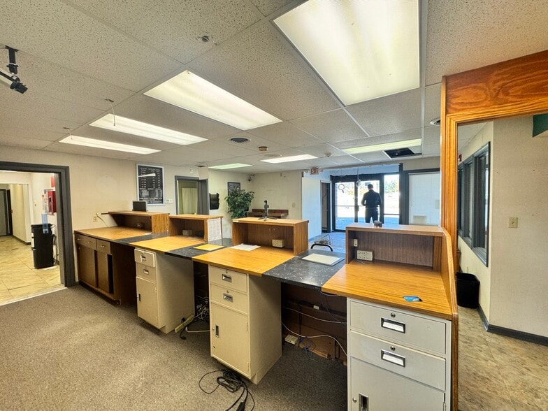 More Photos Of 525 E Hartman Rd, Anderson Medical For Sale