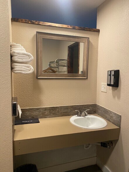 More Photos Of 126 Spruce St E, Ilwaco Hospitality For Sale