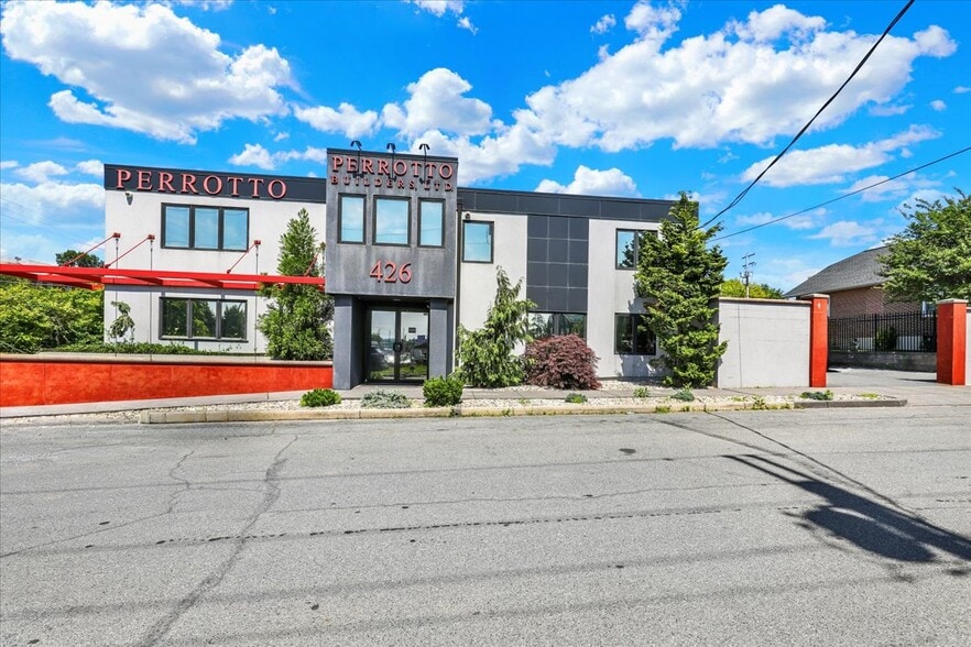 More Photos Of 426 Warren St, Reading Office For Sale
