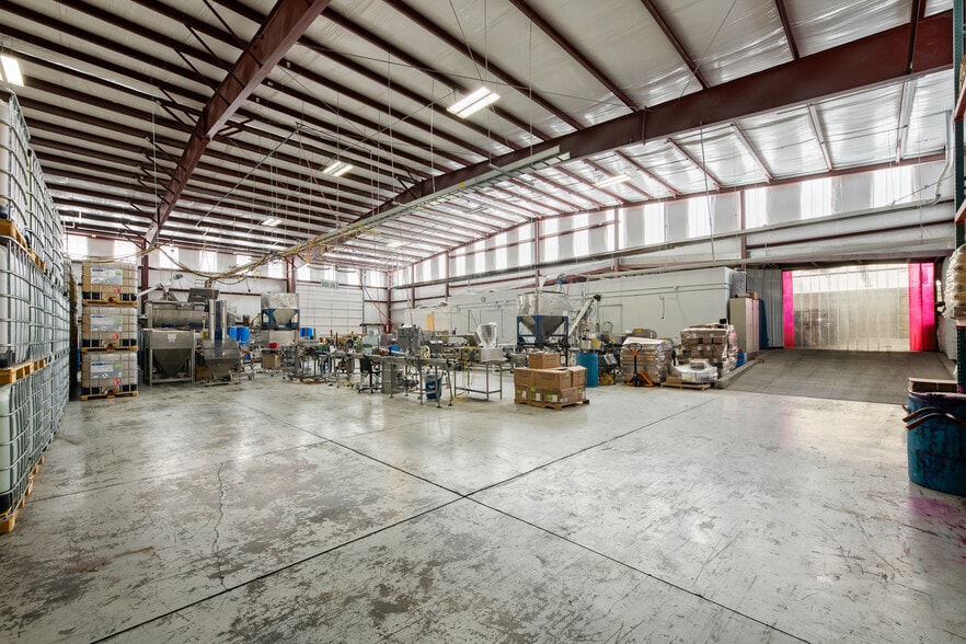 More Photos Of 97 S Red Willow Rd, Evanston Manufacturing For Sale