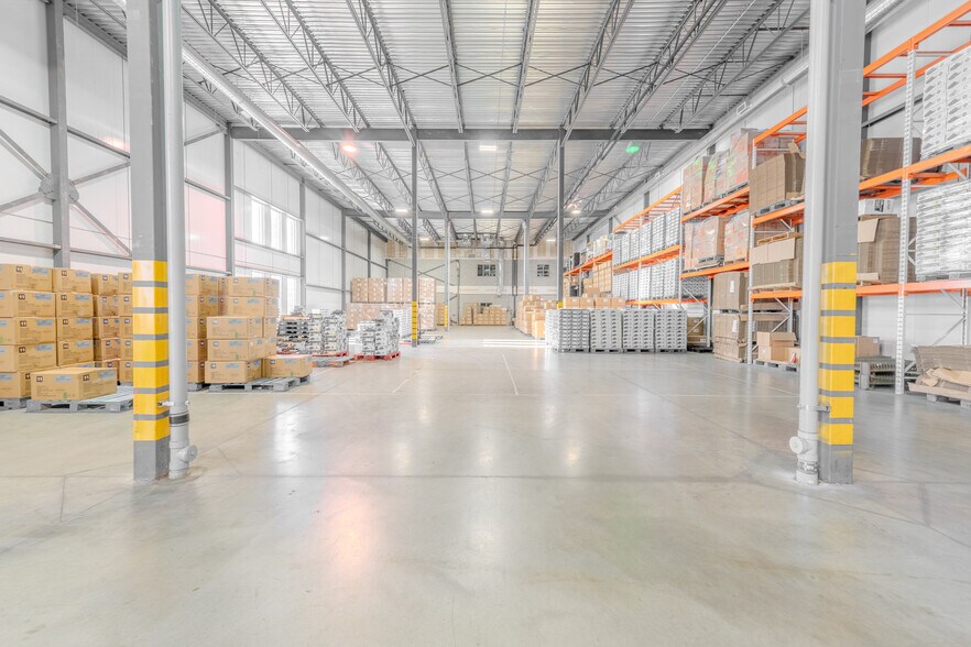 More Photos Of 2686 Ch de la Petite-Côte, Laval Light Distribution For Sale