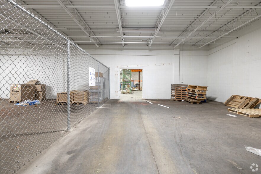 More Photos Of 1515 Ellis St, Waukesha Manufacturing For Sale