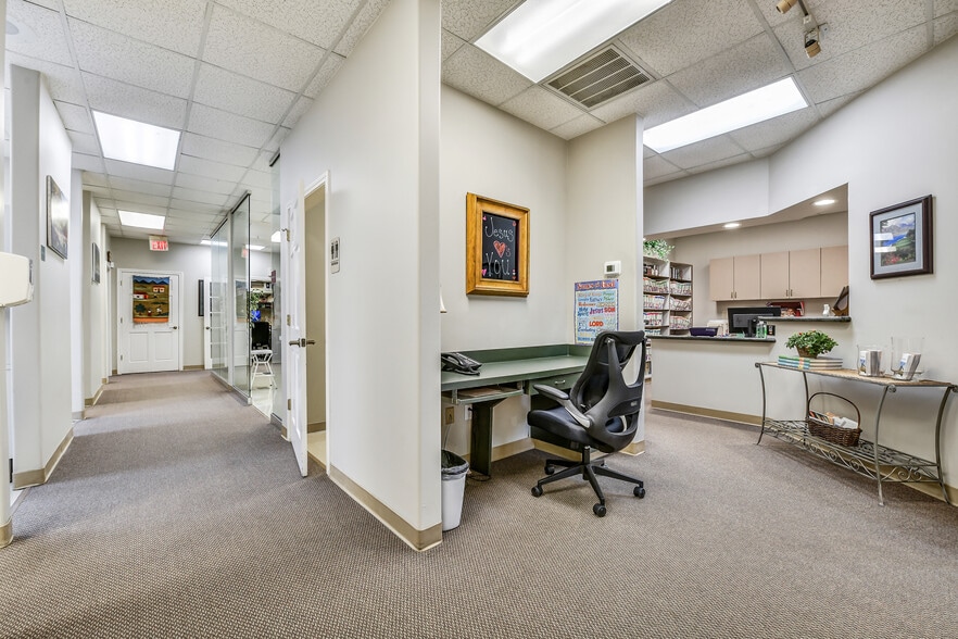 More Photos Of 2401 Parkwood Ave, Friendswood Office For Sale