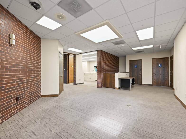 More Photos Of 1805 John F Kennedy Rd, Dubuque Freestanding For Sale