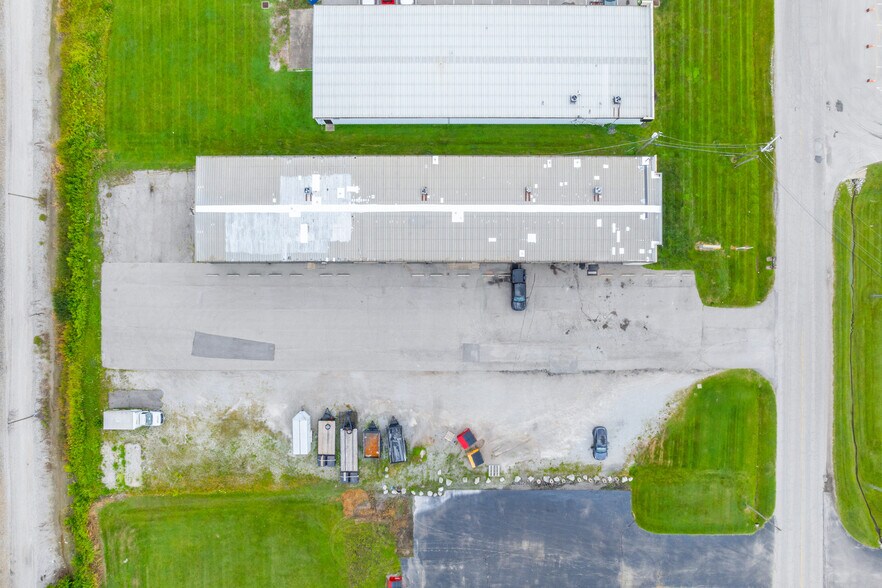 More Photos Of 3307-3313 Industrial Pky, Jeffersonville Light Manufacturing For Lease