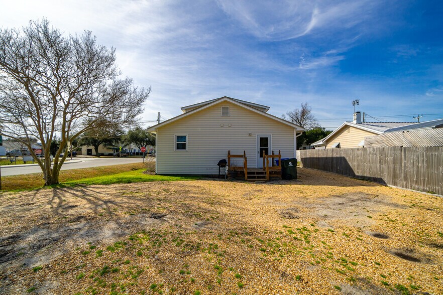 More Photos Of 1113 Lennoxville Rd, Beaufort Loft Creative Space For Sale