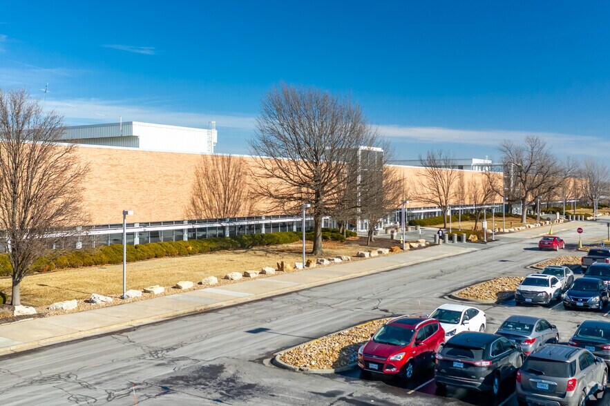 More Photos Of 800-850 NW Chipman Rd, Lee's Summit Office For Lease