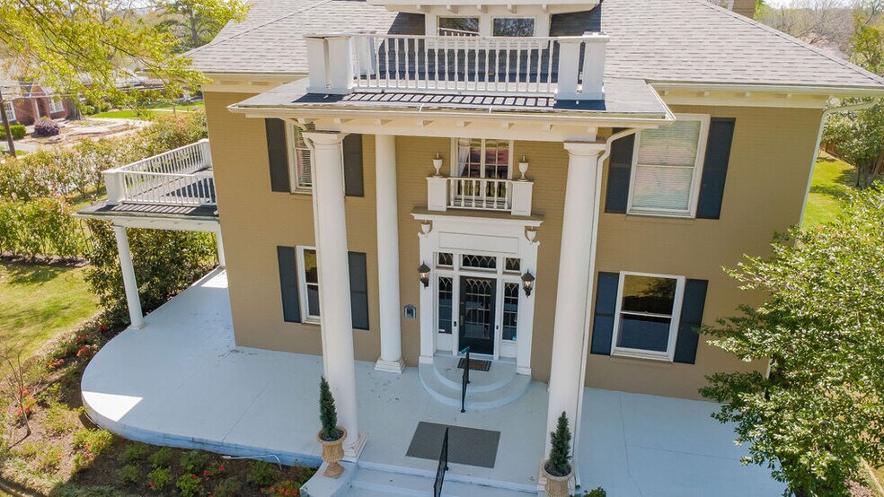 More Photos Of 313 E Charnwood St, Tyler Office For Lease