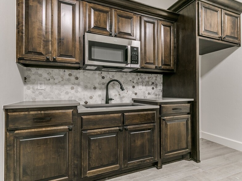 More Photos Of 13709 S Santa Fe Ave, Oklahoma City Office For Sale