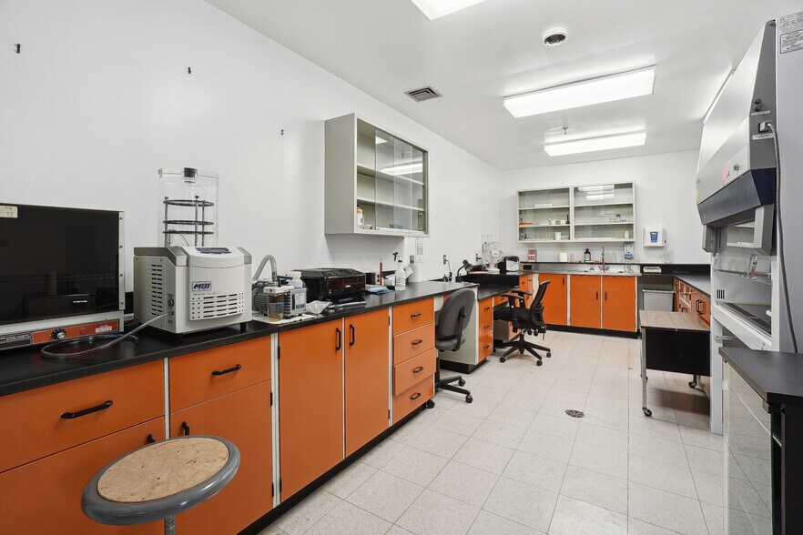 More Photos Of 500 Boul De L'aéroparc, Lachute Manufacturing For Sale