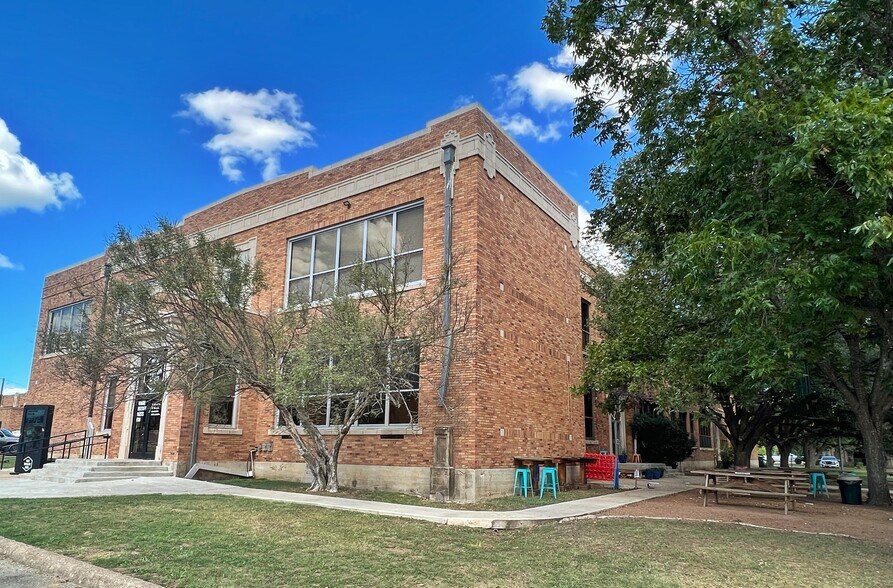 More Photos Of 410 W 7th St, Taylor Research And Development For Lease