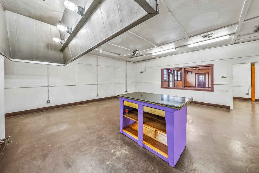 More Photos Of 211 Front St, Central Point General Retail For Sale