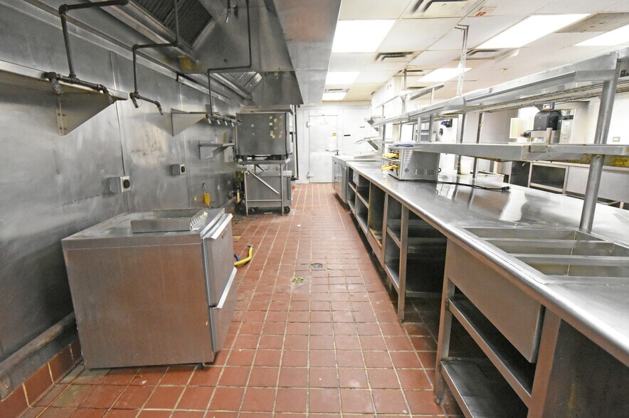 More Photos Of 3939 1st Ave SE, Cedar Rapids Restaurant For Lease