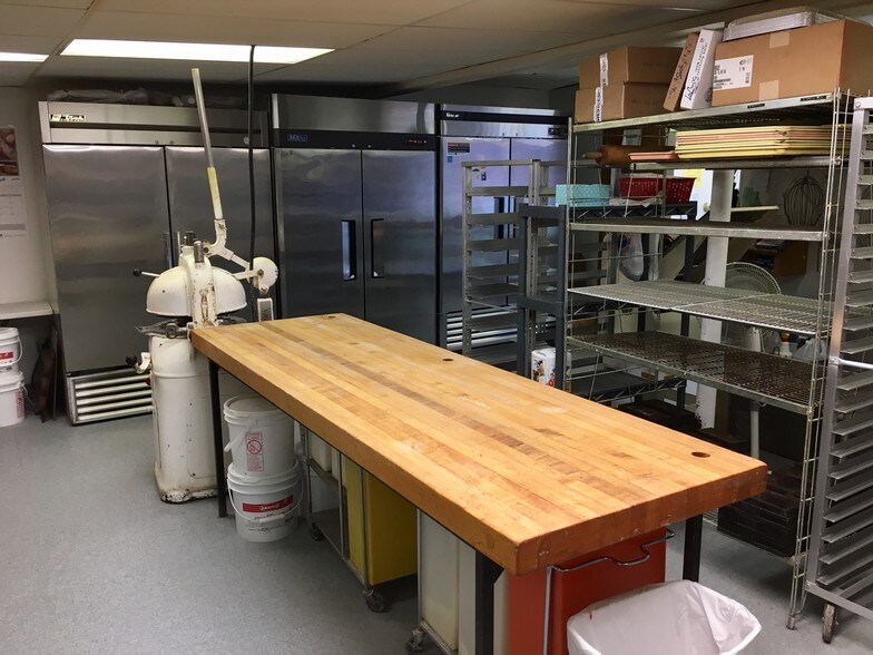 More Photos Of 1319 Birch St, Eau Claire Freestanding For Sale