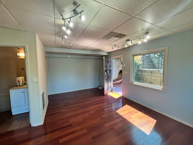 More Photos Of 131 NE Pine St, Salem Office For Lease