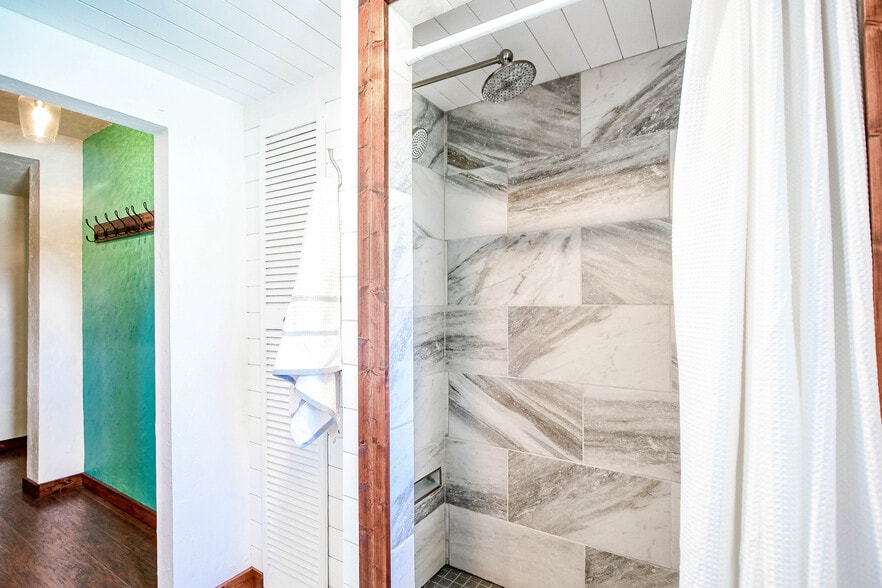 More Photos Of 512 N Travis St, Granbury Hospitality For Sale