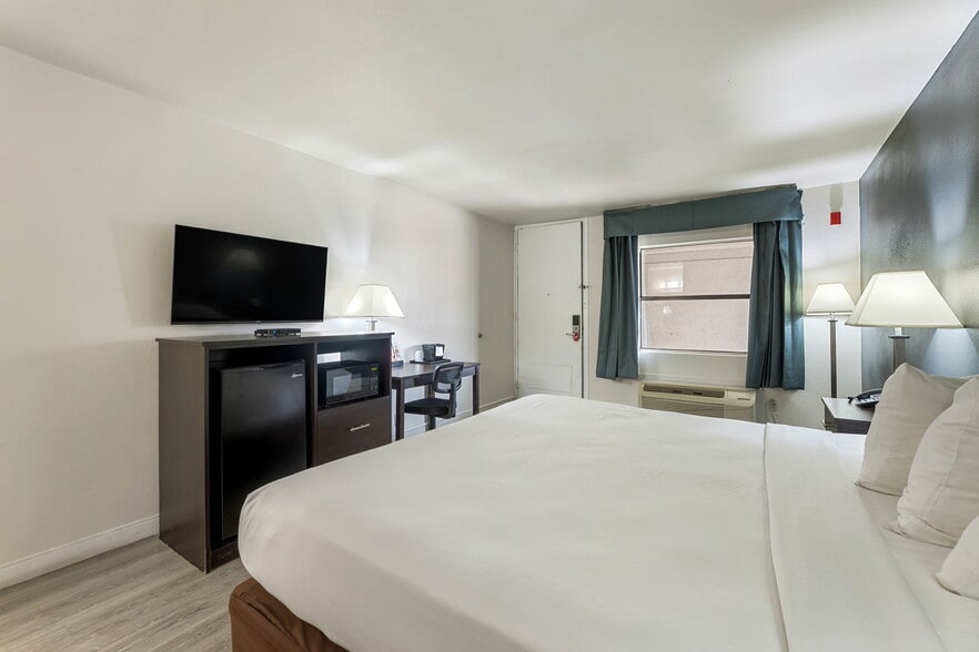 More Photos Of 108 FM 1821, Mineral Wells Hotel For Sale