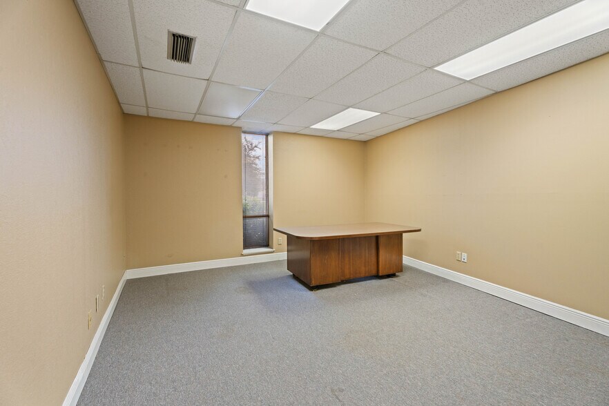 More Photos Of 3305 66th St, Lubbock Office For Sale