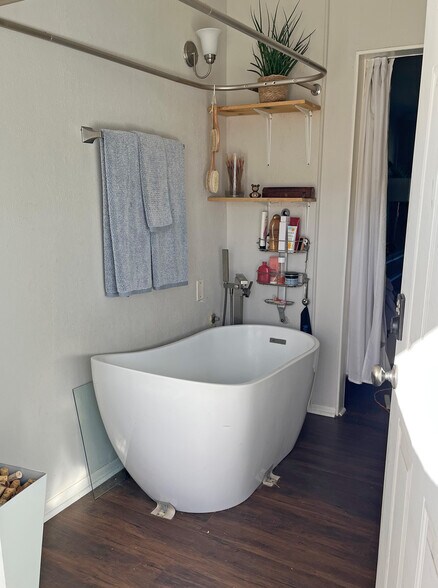 More Photos Of 1509 W North Loop Blvd, Austin General Retail For Sale