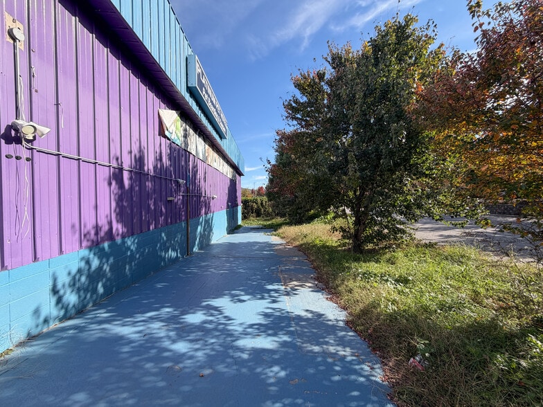 More Photos Of 900 W Chapel Rd, Asheville Showroom For Sale