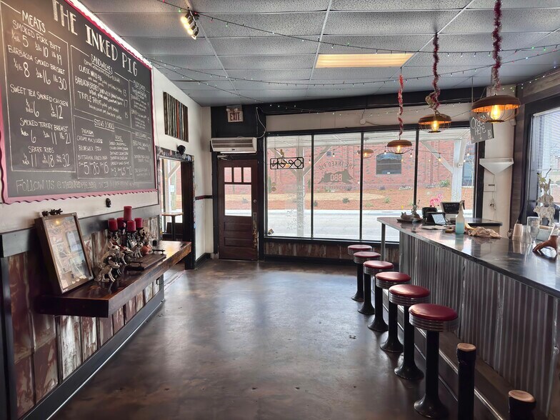 More Photos Of 893 Main St SW, Gainesville Storefront For Lease