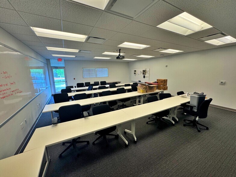 More Photos Of 119 Hamilton Park Dr, Tallahassee Warehouse For Lease