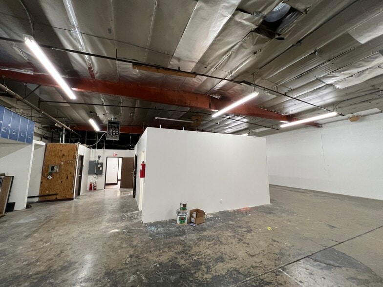 More Photos Of 5436 Cleon Ave, North Hollywood Warehouse For Lease