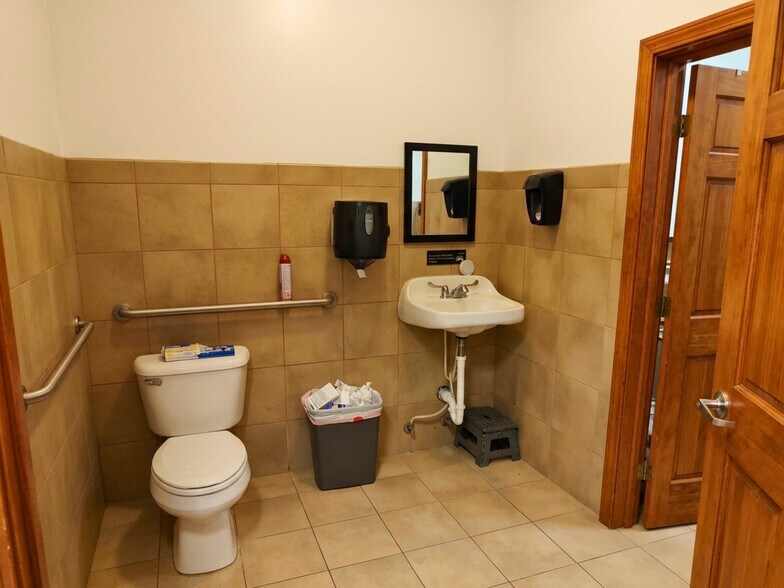 More Photos Of 1013 Cedar St, Bismarck Storefront For Sale