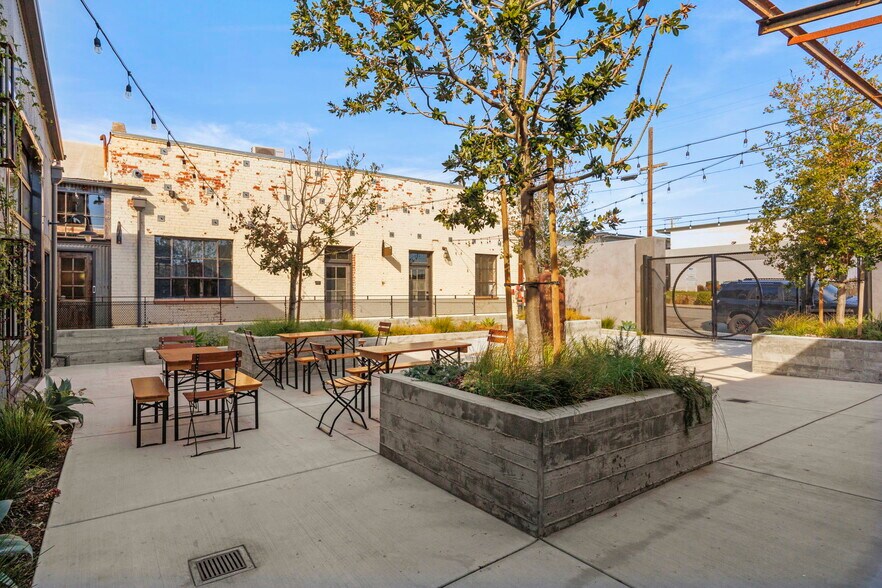 More Photos Of 1133-1199 E Thompson Blvd, Ventura Storefront For Lease