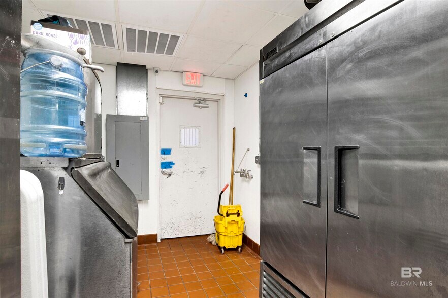 More Photos Of 61 N Section St, Fairhope Restaurant For Lease