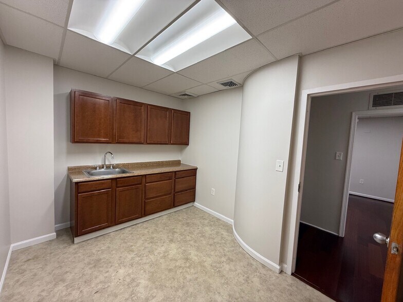 More Photos Of 3301 Woodburn Rd, Annandale Medical For Lease