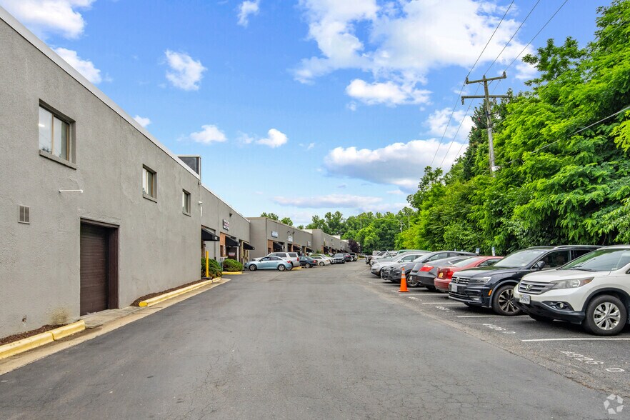 More Photos Of 4926-4950 Eisenhower Ave, Alexandria Light Distribution For Lease