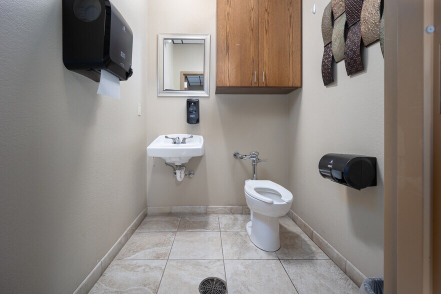 More Photos Of 4200 Carriage Way, Weatherford Medical For Lease