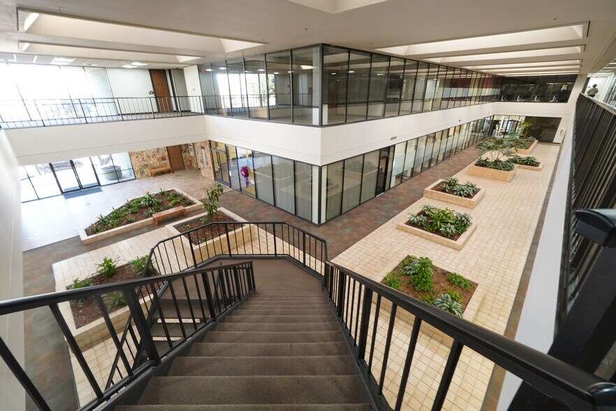 More Photos Of 10500 Heritage Blvd, San Antonio Office For Lease