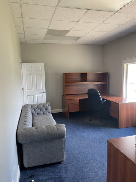 More Photos Of 913 Gulf Breeze Pky, Gulf Breeze Storefront Retail Office For Sale