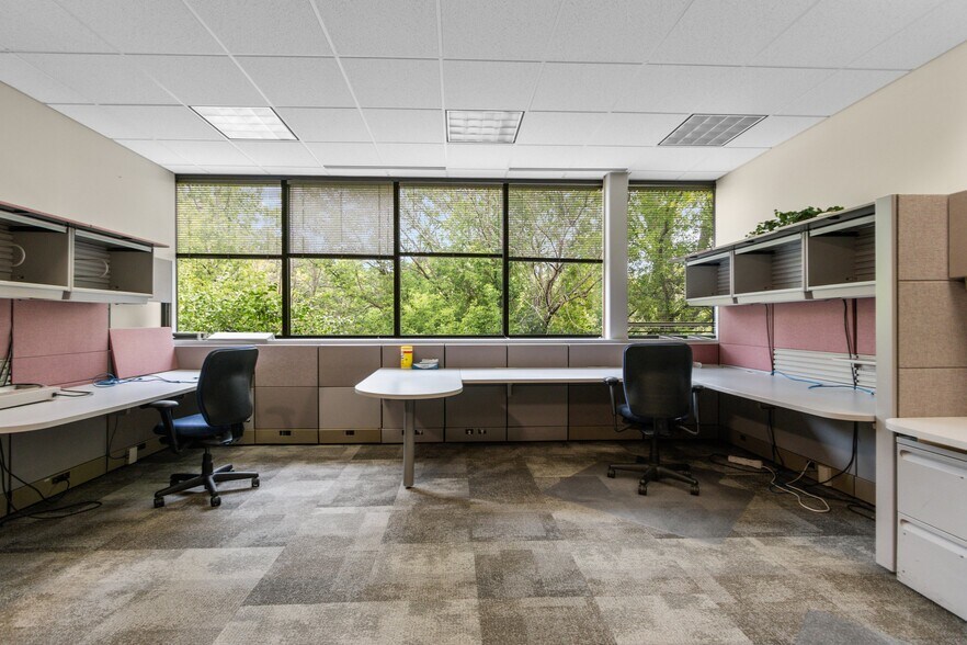 More Photos Of 1088 Springhurst Dr, Green Bay Office For Lease