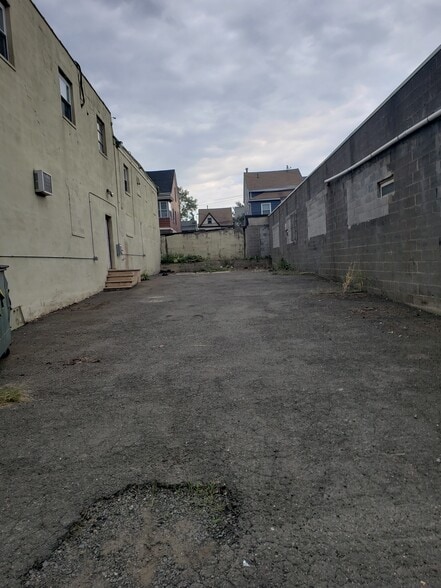 More Photos Of 5 E 12th St, Paterson Showroom For Lease