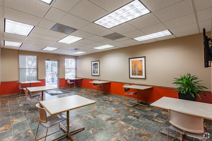 More Photos Of 2720 S River Rd, Des Plaines Office For Lease