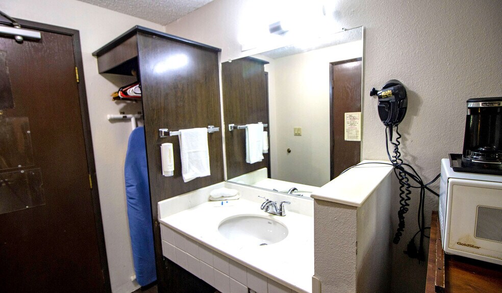 More Photos Of 2020 Prospect Ave, Helena Hotel For Sale